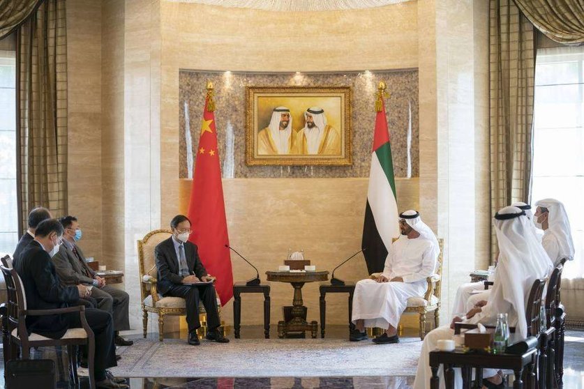 Un momento de la reunión entre el príncipe heredero de Abu Dhabi y el representante chino. (WAM)