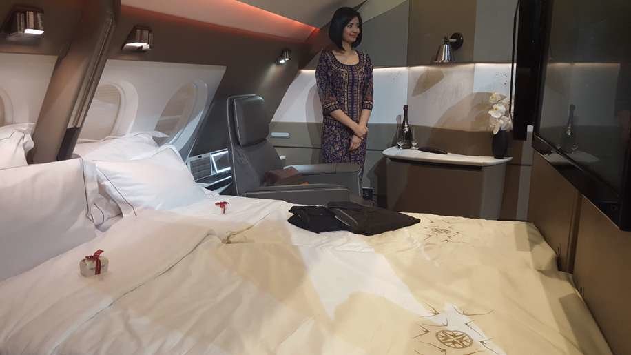 Una tripulante en una cabina premium del A380.