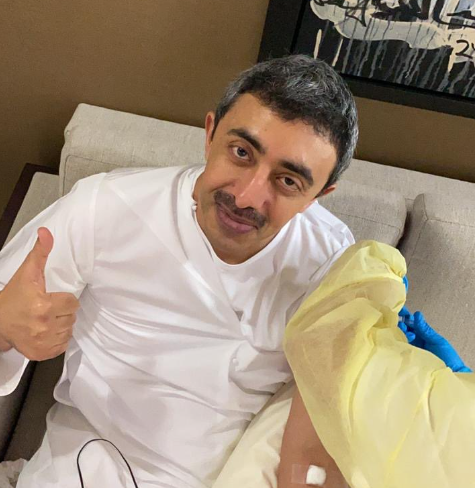 El ministro de Exteriores de EAU en el momento de recibir la vacuna Covie-19. (Twitter)