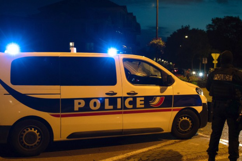 En la imagen de AFP, la policía francesa en el lugar del siniestro.