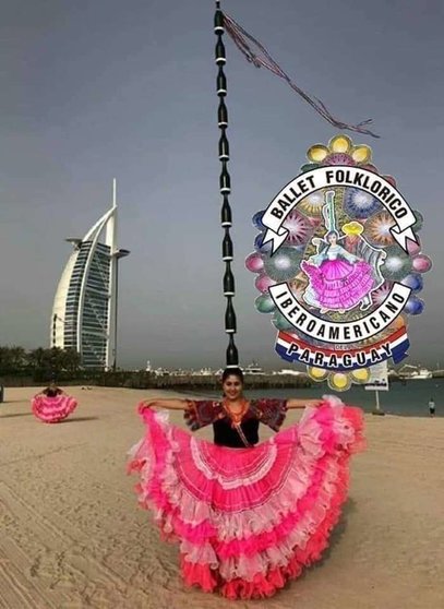 Una de las bailarinas ante el Burj Al Arab de Dubai. (Cedida)