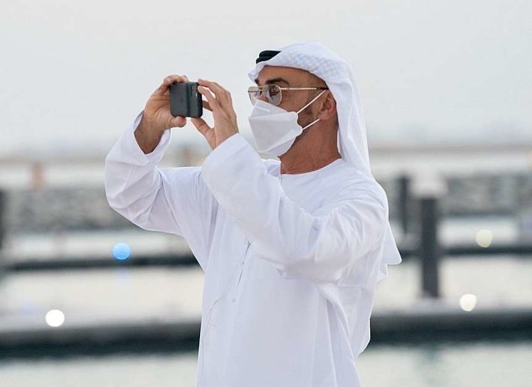 El príncipe heredero de Abu Dhabi durante un recorrido por la playa por Al Hudayriat. (WAM)