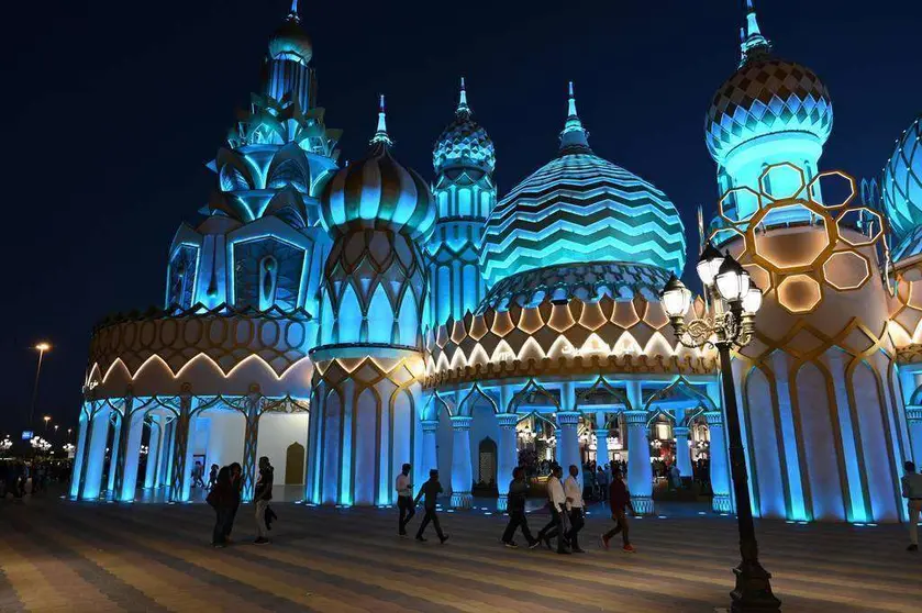 Entrada de Global Village, se ilumina con luces que cambian de color. (EL CORREO)