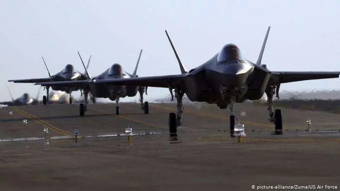 En esta foto de noviembre de 2019, se observan aviones caza F-35 de la Fuerza Aérea de Estados Unidos en el aeropuerto de Al Dhafra en el emirato de Abu Dhabi.