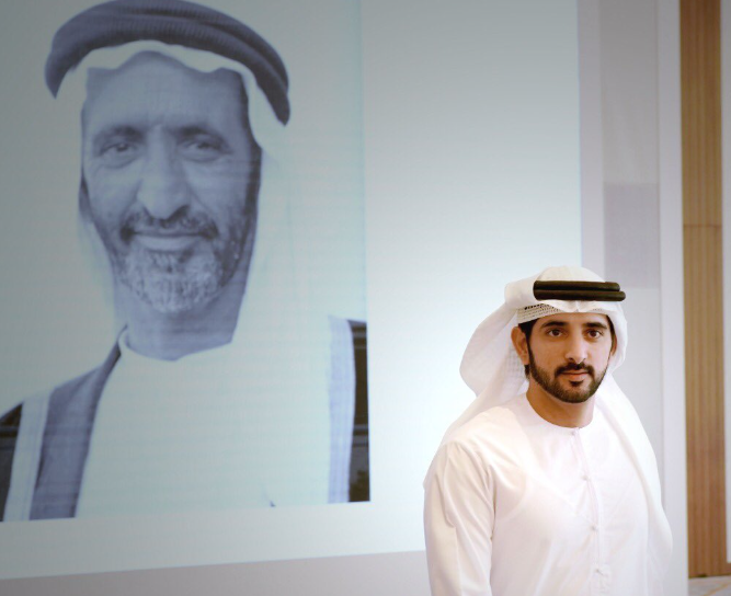 El príncipe heredero de Dubai junto a una foto de su abuelo. (Twitter)