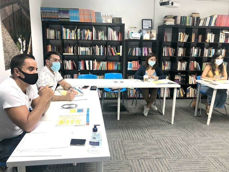 Estudiantes asisten a una clase presencial de español en la sede de UCAM Dubai. (EL CORREO)