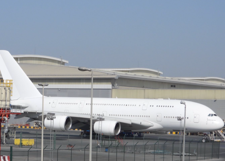 El A380 fue pintado de blanco en Dubai antes de llevarlo a Francia. (Twitter)