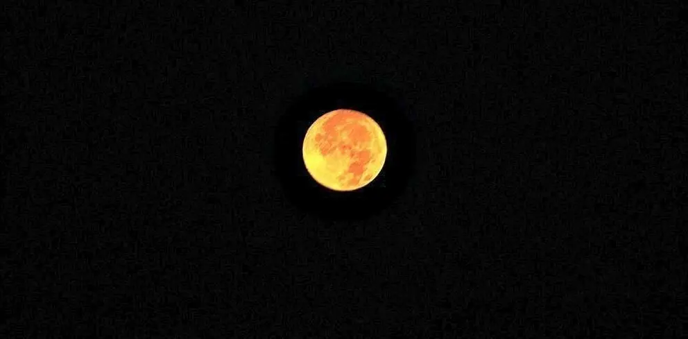 Espectacular luna llena en el Golfo Arábigo. (EL CORREO)