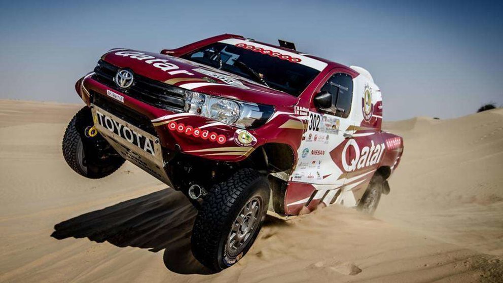 El Toyota del campeón del Dubai Cross Rallies Country.