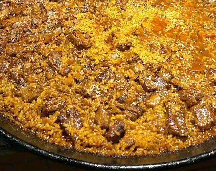 Espectacular paella servida en el Seville's durante la celebración del Día de la Comunidad Valenciana en Dubai. (EL CORREO)