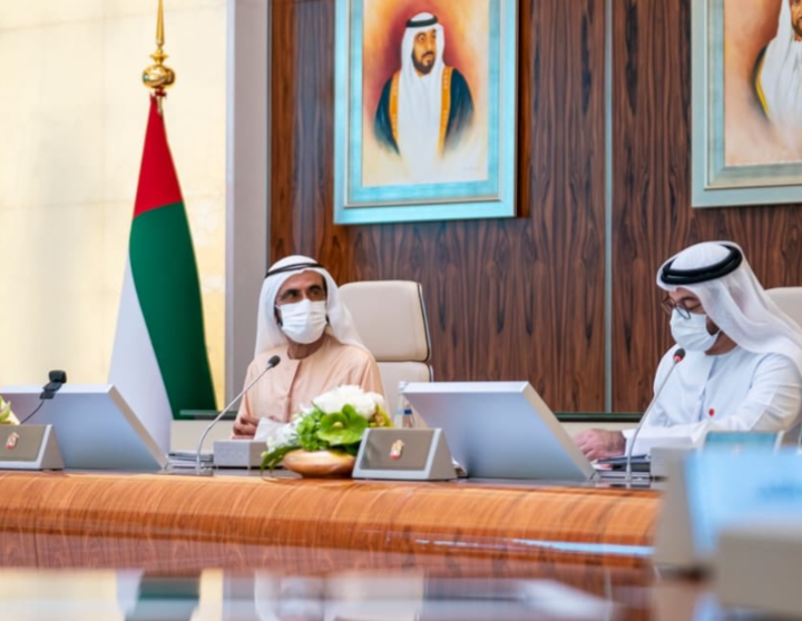 El gobernante de Dubai difundió esta imagen de la reunión del Gabinete en su perfil de Twitter.