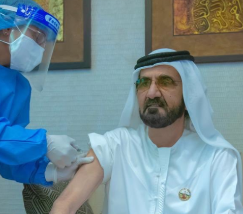 Momento en el que el gobernante de Dubai recibe la vacuna Covid-19. (Twitter)