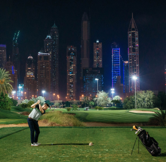 Un deportista juega al golf en Dubai. (Twitter)