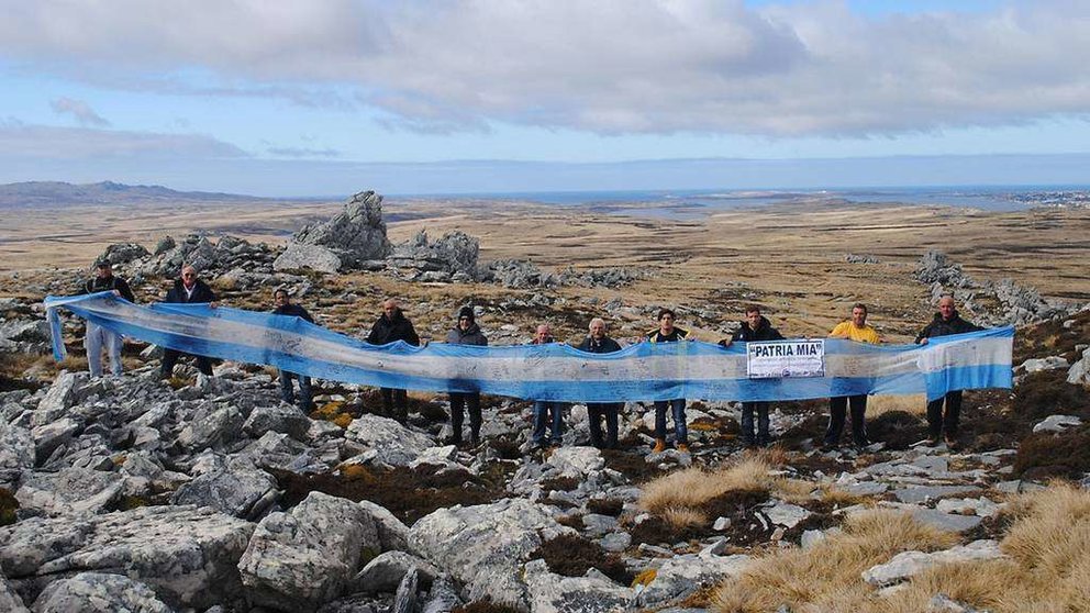 Argentinos portan la bandera de su país sobre territorio de las Islas Malvinas. (Fuente externa)