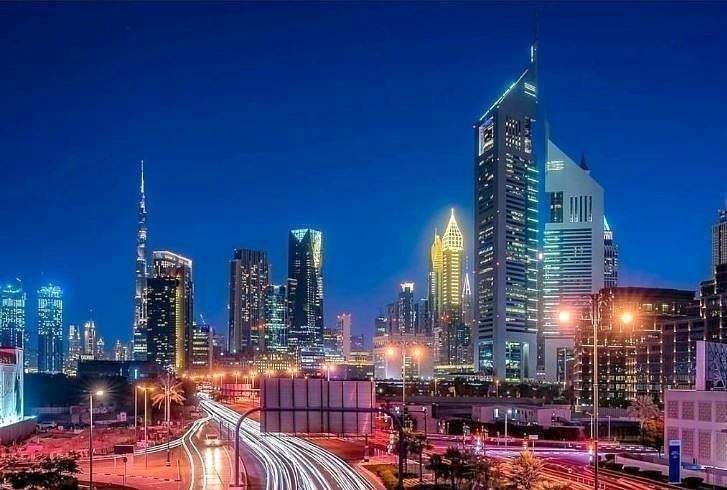 Perspectiva nocturna de Dubai con la Sheik Zayed Road y las Emirates Towers en primer plano. (@DXBMediaOffice)