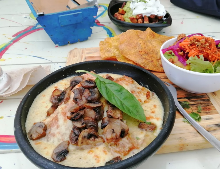 Platos en un restaurante colombiano. (EL CORREO)