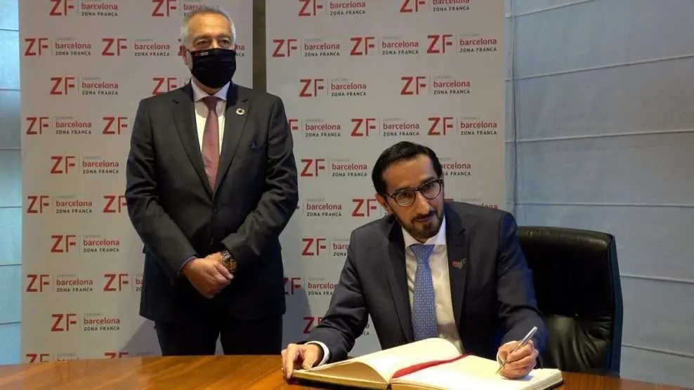 De izquierda a derecha: Pere Navarro (CZFB) y Majid Alfalasi. (Consorci de la Zona Franca de Barcelona)