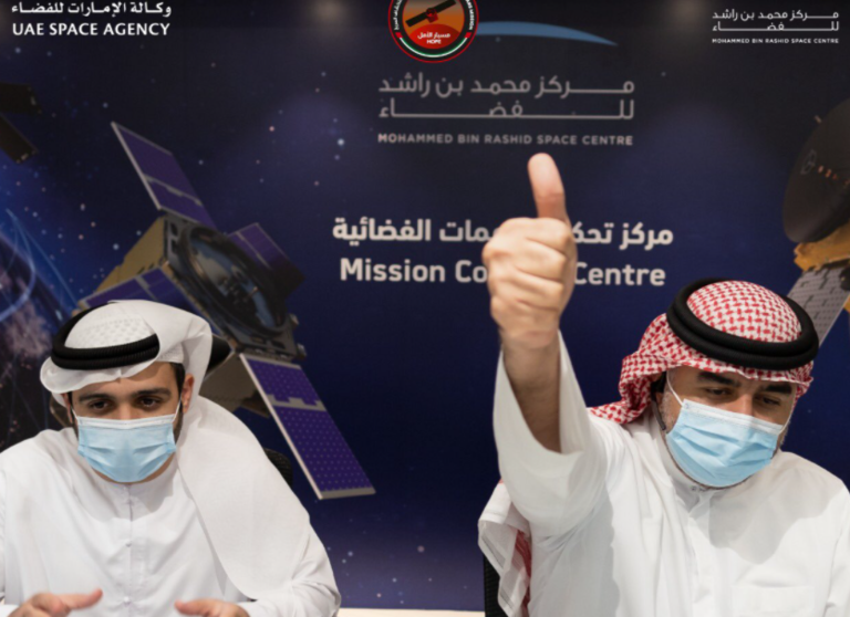 Parte del equipo emiratí que trabaja en la sonda enviada a Marte. (Twitter)