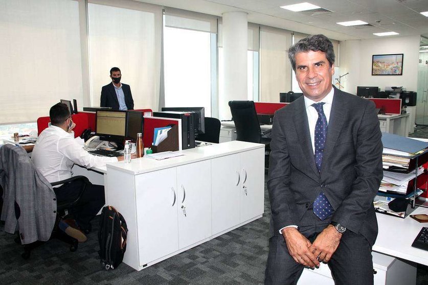 El nuevo consejero económico y comercial jefe de la Embajada de España en Emiratos Árabes Unidos, Andrés Salinero, posa en el área de trabajo de la oficina que dirige, situada en las emblemáticas Emirates Towers de Dubai. (EL CORREO)