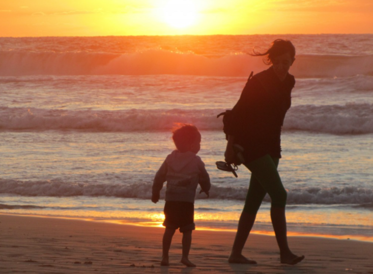 Foto ilustrativa de una madre y su hijo. (Fuente externa)