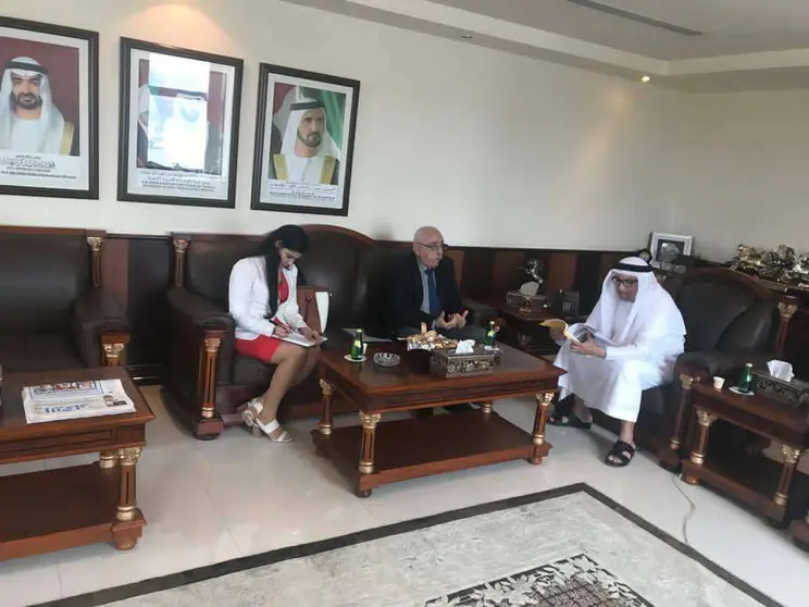 De izquierda a derecha, Ailyn Martínez, tercera secretaria de la Embajada de Cuba en EAU, el embajador cubano, Roberto Blanco y el secretario General de la Federación de Cámaras de Comercio de Dubai, Humaid Bin Salem. (Cedida)