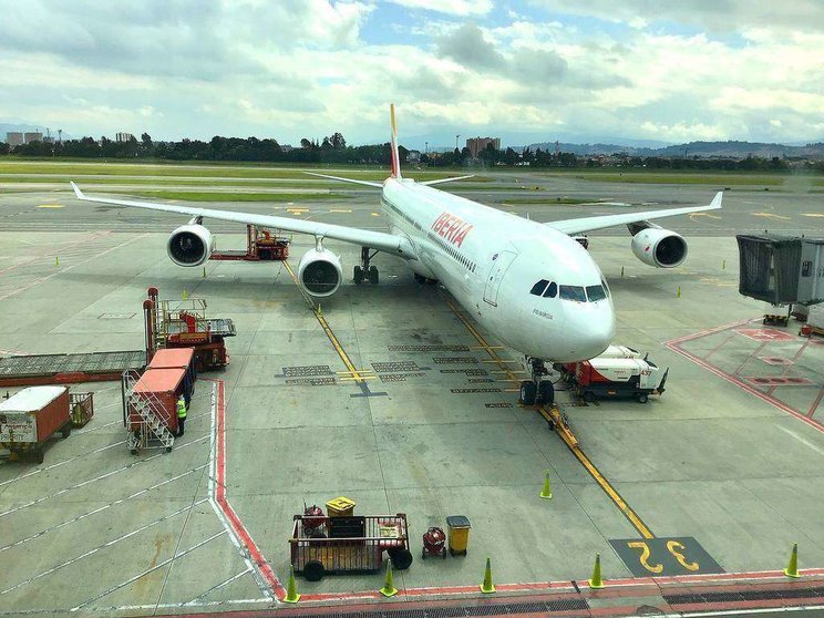 Avión de Iberia aguarda en pista el despegue. (EL CORREO)