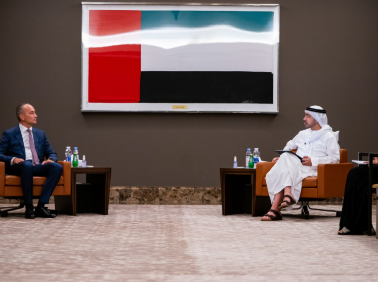 El Jeque Abdullah bin Zayed Al Nahyan, ministro de Relaciones Exteriores y Cooperación Internacional de EAU y el enviado de la ONU para el proceso de paz en Oirente Medio, Nikolai Miladinov. (WAM)