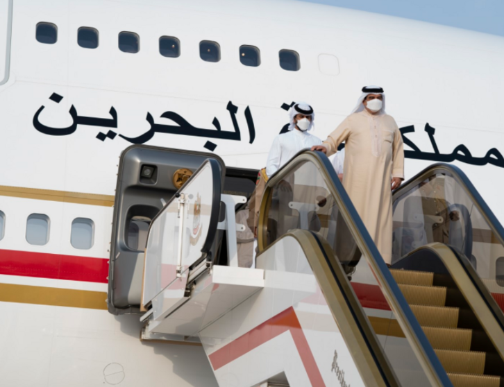 El rey de Bahréin a su llegada al aeropuerto de Abu Dhabi. (WAM)