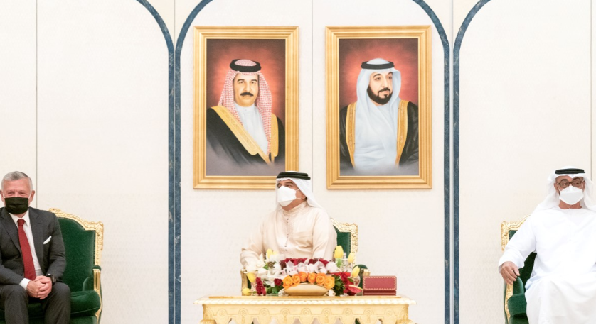 El jeque Mohamed bin Zayed, príncipe heredero de Abu Dhabi junto al rey Hamad de Bahréin, en el centro, y el rey Abdullah II, de Jordania, a la izquierda. (MoPA)