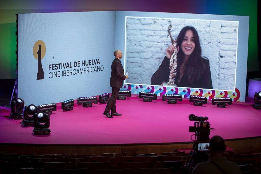 La actriz Macarena García, con el Premio Luz del Festival de Cine Iberoamericano de Huelva. (Alberto Díaz)