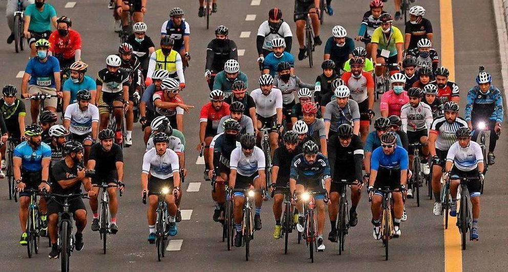 El jeque Hamdan junto a otros ciclistas. (AFP)