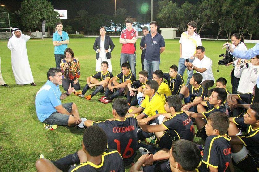 Momento del encuentro de Maradona con los jóvenes futbolistas colombianos en Dubai. (R. Pérez)