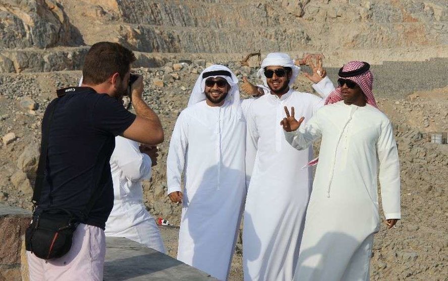 Un grupo de jóvenes emiratíes es fotografiado en la montaña de Jebel Jais, situada en la frontera entre EAU y el Sultanato de Omán. (EL CORREO).