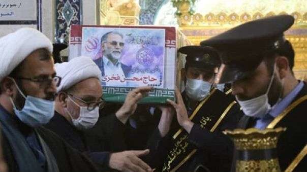 Siervos del Santuario de Fatima Masumeh llevan el ataúd del principal científico nuclear asesinado de Irán, Mohsen Fakhrizadeh. (EFE)