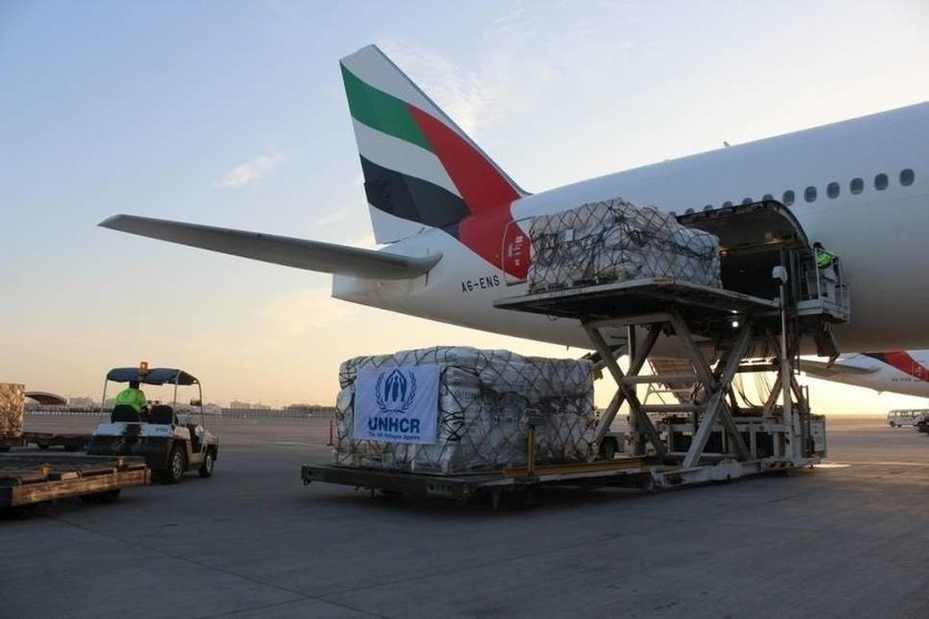Ayuda de emergencia de los almacenes de ACNUR en Dubai se carga en un avión de Emirates con rumbo a Sudán, donde han llegado decenas de miles de refugiados en las últimas semanas huyendo de Etiopía. (ACNUR/IHC_UAE)