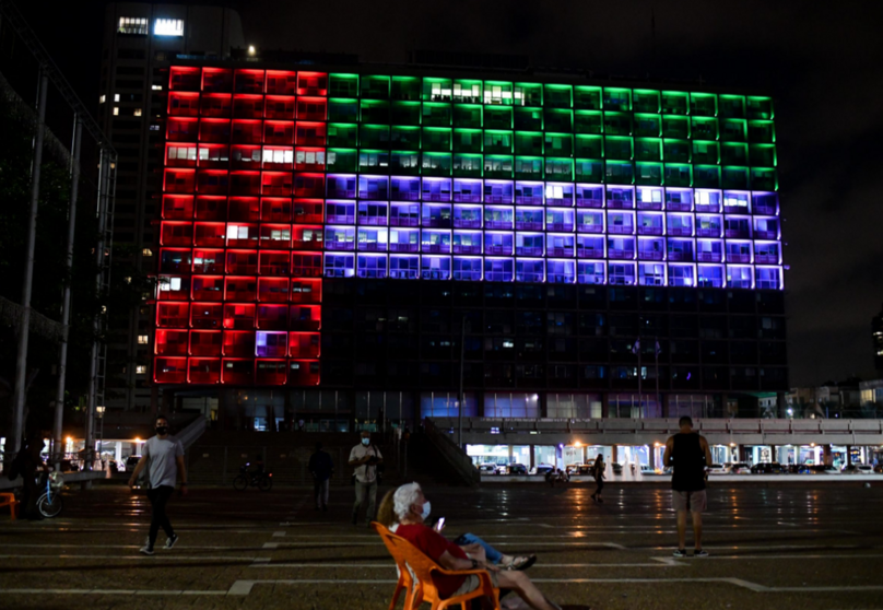 La bandera de EAU en el Ayuntamiento de Tel Aviv. (Twitter)