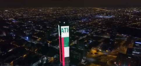 Captura de pantalla de la publicación en Twitter de la bandera de EAU en Bogotá.