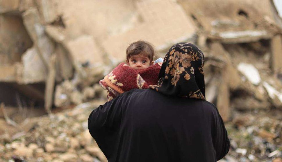 Una madre recorre con su hijo las calles destruidas de Alepo a comienzos del año 2020. (UNICEF / Al-Issa)