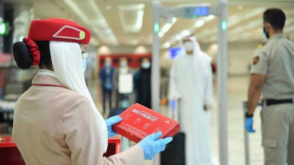 Emirates ofrece a sus pasajeros kits de higiene complementarios a los pasajeros con mascarillas, guantes, desinfectantes para manos y toallitas antibacterianas. (Emirates)