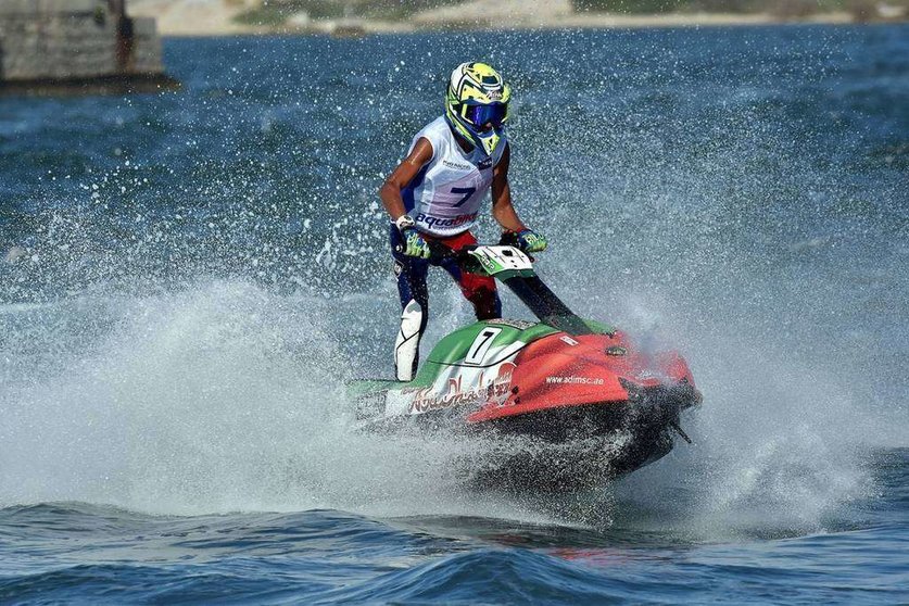Un integrante del equipo de Abu Dhabi de motos de agua. (WAM)