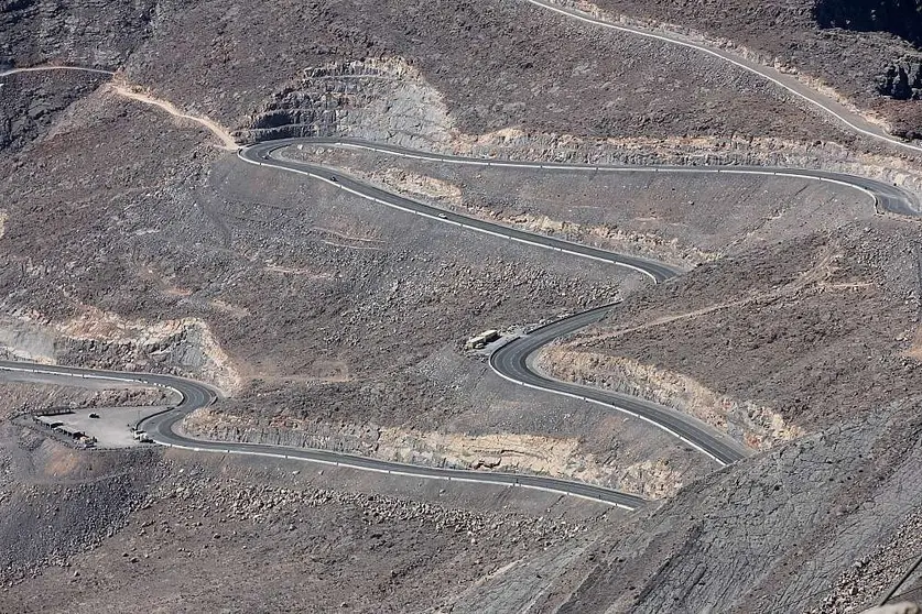 Espectacular carretera asciende hacia la cumbre de Jebel Jais en Ras Al Khaimah. (EL CORREO)