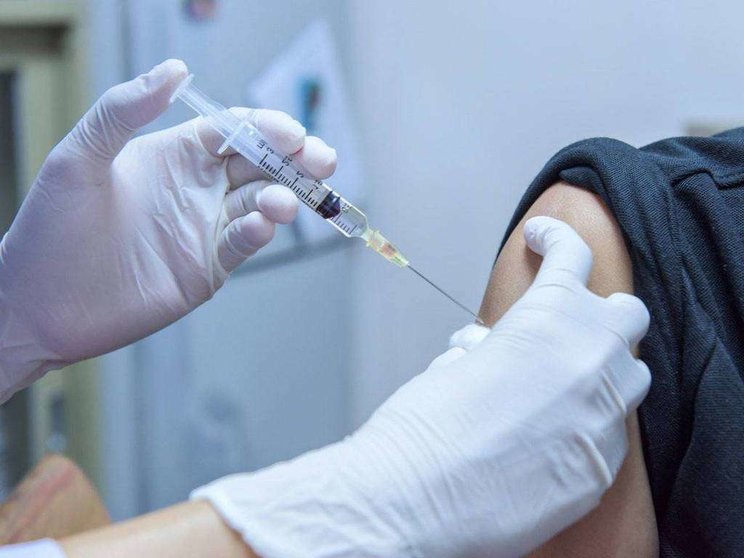 Una persona recibe una dosis de vacuna. (WAM)