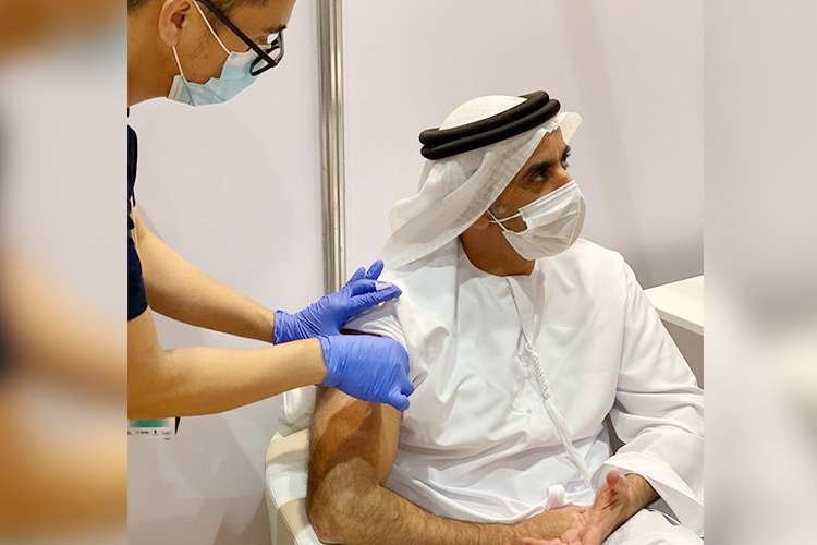 El ministro de Salud de Emiratos Árabes recibe la vacuna china. (WAM)