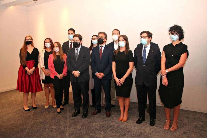 Foto de familia de los profesores con el secretario de Estado de España Global y con el embajador de España en Emiratos Árabes. (EL CORREO)