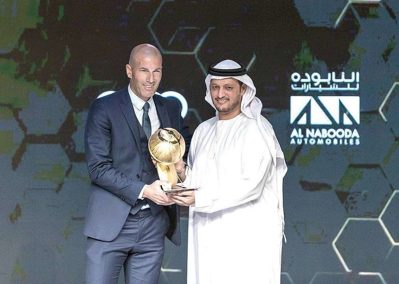 Zidane, en el momento de recibir el trofeo el mejor entrenador del año. (globesoccer.com)