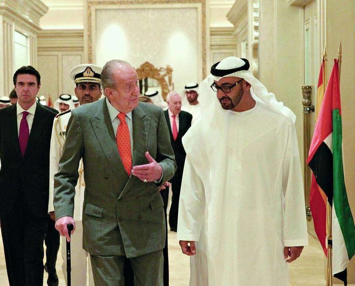 Juan Carlos I, rey emérito de España, con el jeque Mohamed bin Zayed Al Nahyan, príncipe heredero de Abu Dhabi, durante la visita oficial que protagonizó a Emiratos Árabes en 2014. (EL CORREO)