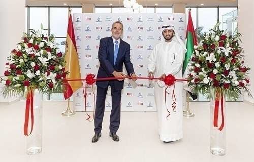 Mohammed Ibrahim Al Shaibani, Chairman de Nakheel, y Luis Riu, consejero delegado de la empresa española. (Fuente externa)