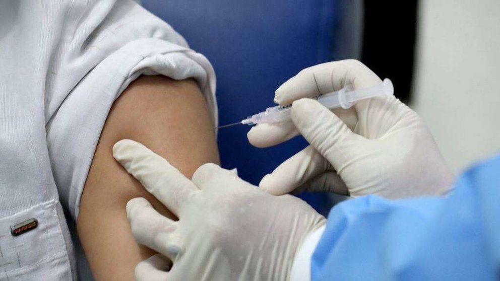 Una inyección de una vacuna. (EFE)