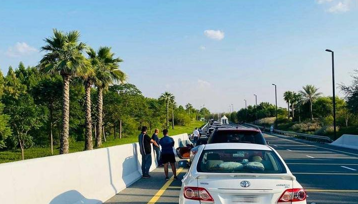 Fila de coches esperando el turno para vacunarse. (Fuente externa)