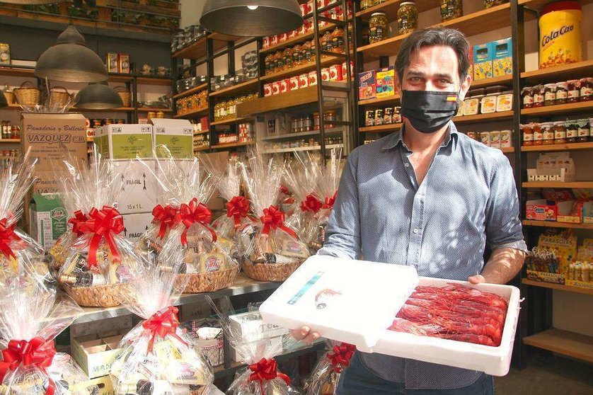 Raúl Simón, de La Despensa, muestra los espectaculares carabineros procedentes de España que tiene esta Navidad a disposición de su clientela en Emiratos Árabes. (EL CORREO)